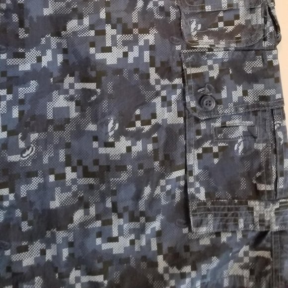 Ecko Men's Digital Camo Cargo Shorts - 42W - New - Picture 2 of 3